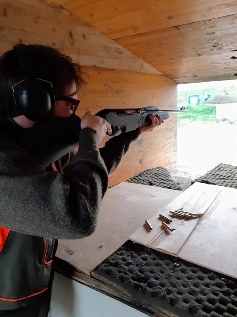 Uno scatto di mattia al poligono durante i test con la carabina benelli